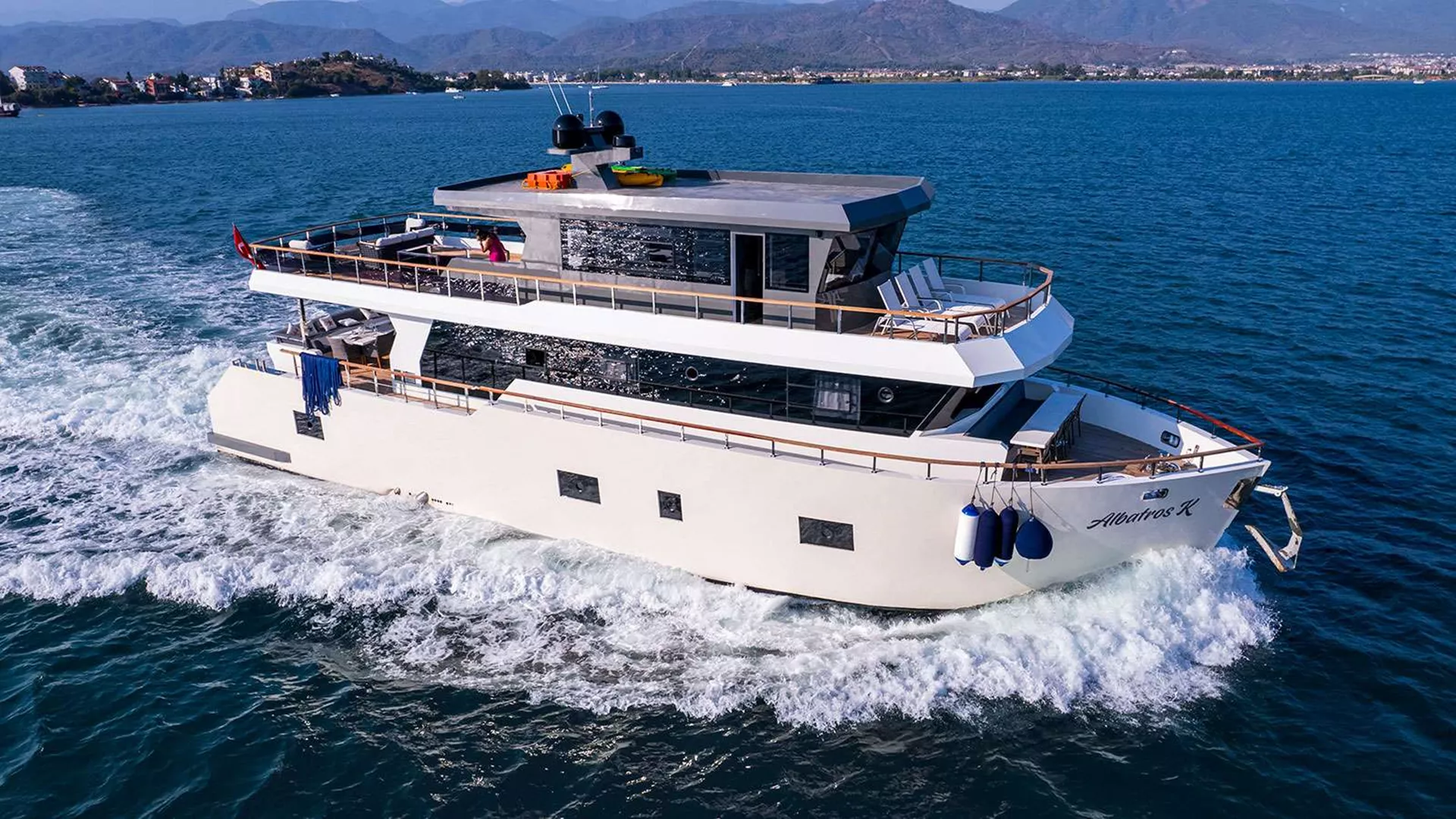 Albatros Explorer CY