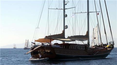 Luxury yacht Carpe Diem for private yacht hire in Greece